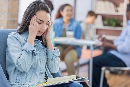 Adolescente con dolor de cabeza