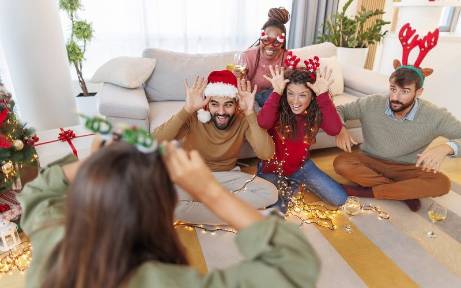 Un grupo de amigos jugando a las adivinanzas