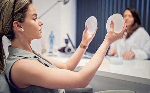 Aumento de pecho con grasa o implantes: qué es mejor