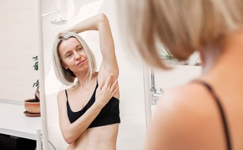 Una mujer realizando la autoexploración mamaria