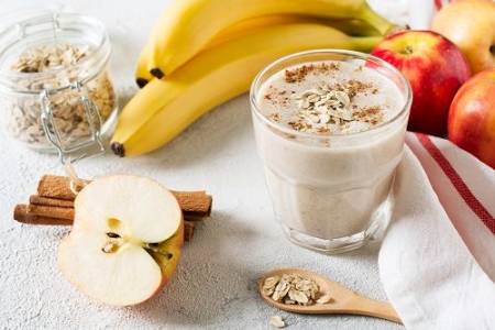 Batido de fruta de temporada, avena y nueces