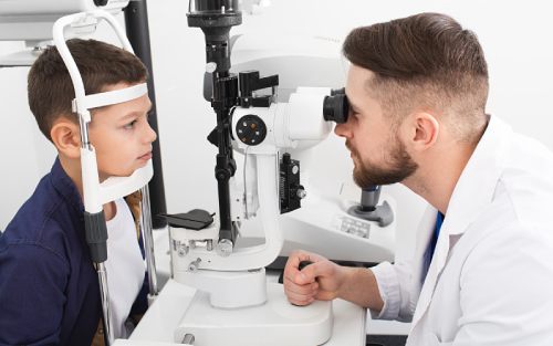 Consulta de oftalmología pediátrica