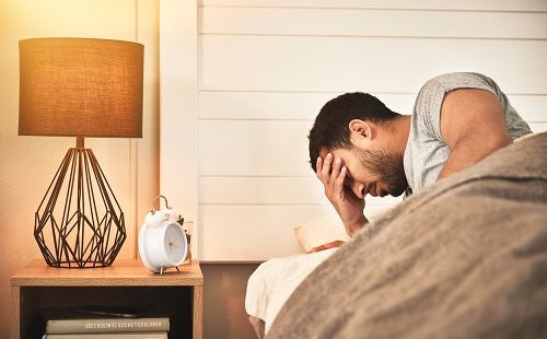 Dormir poco o mucho puede causar migraña