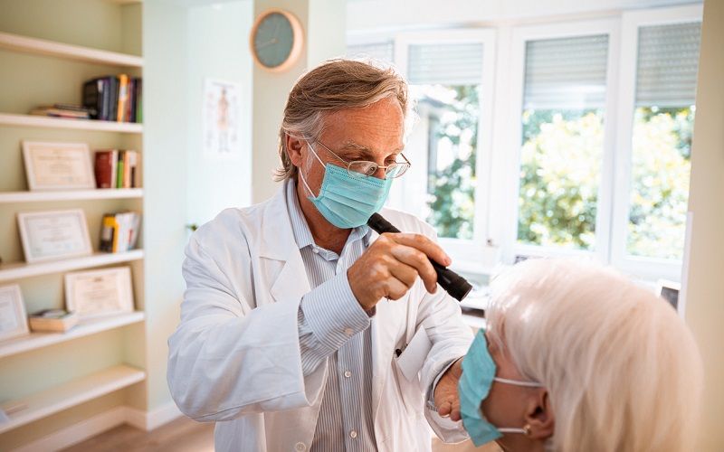 Tecnología láser para eliminar las moscas volantes en los ojos