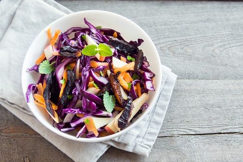 Ensalada de lombarda, manzana, zanahoria y pasas