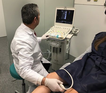 Procedimiento de escleroterapia con microespuma para tatar las varices