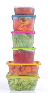 Conjunto de envases para organizar los alimentos en la nevera