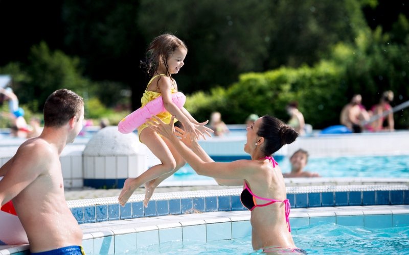 Familia en la piscina