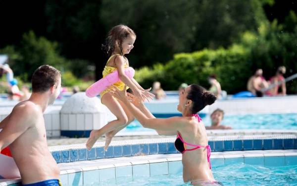 Familia en la piscina
