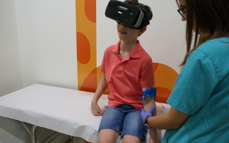 Niño con gafas de realidad virtual