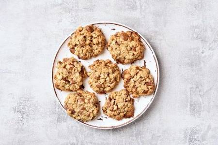 Galletas de avena, plátano y frutos secos con canela