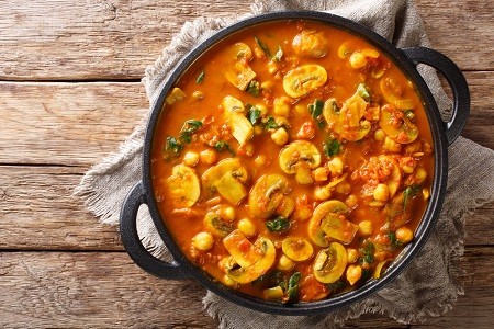 Guiso de garbanzos con setas al curry y leche de coco