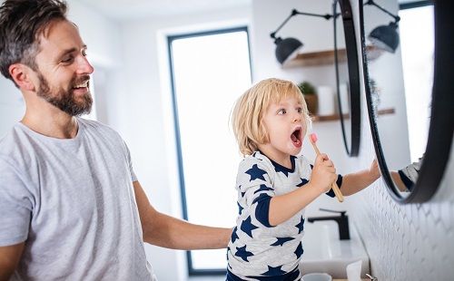El hábito de cepillarse los dientes en la infancia