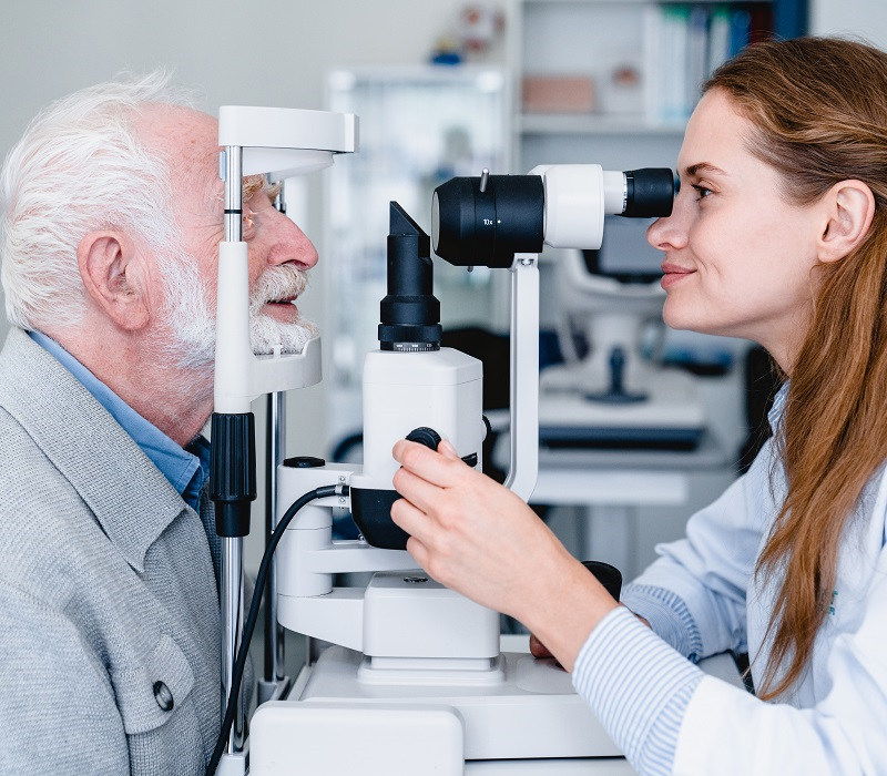 Un hombre en la consulta de Oftalmología