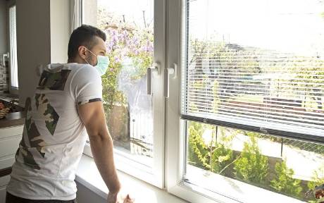Un hombre con mascarilla permanece en aislamiento
