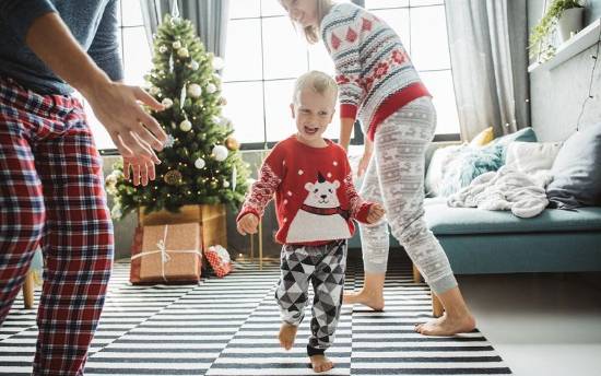 Jugar al pilla-pilla en familia