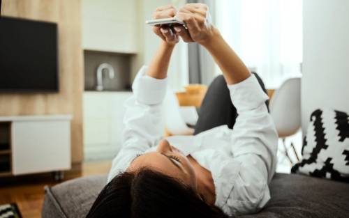 ¿La luz azul de los dispositivos puede envejecer la piel?