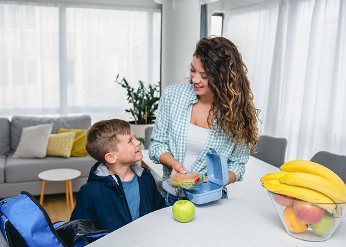Madre e hijo preparando la mochila del colegio