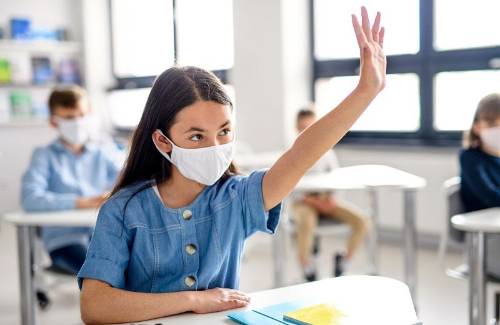 La distancia social en la clase y en el comedor
