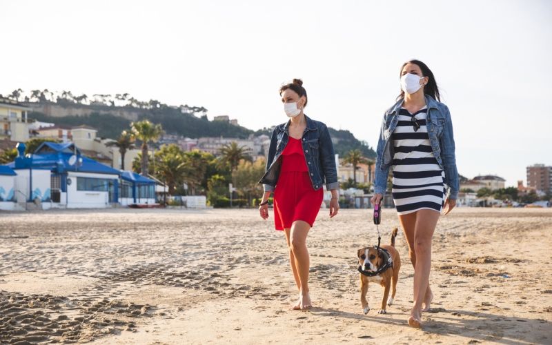 Uso de mascarilla y gel hidroalcohólico en la playa, ¿sí o no?