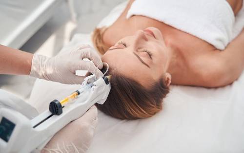 Mesoterapia capilar con pistola para frenar la caída de cabello