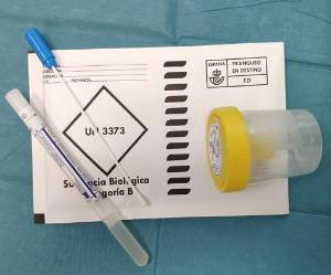 La muestra de orina se envía al laboratorio en un envase preparado para ello