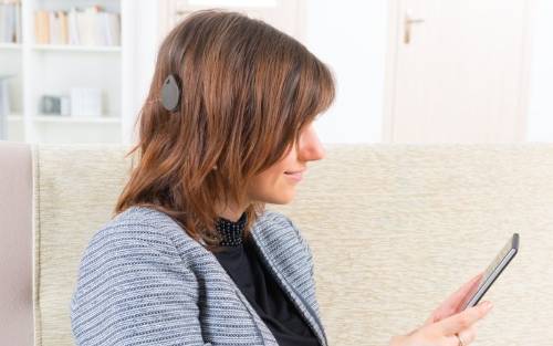 Mujer con implante coclear