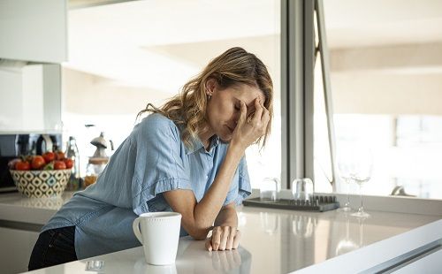 Una mujer con síntomas de migraña
