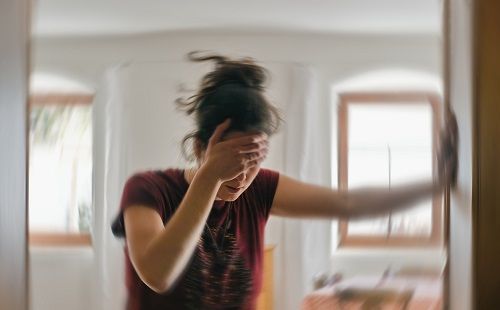 Una mujer con sensación de mareo