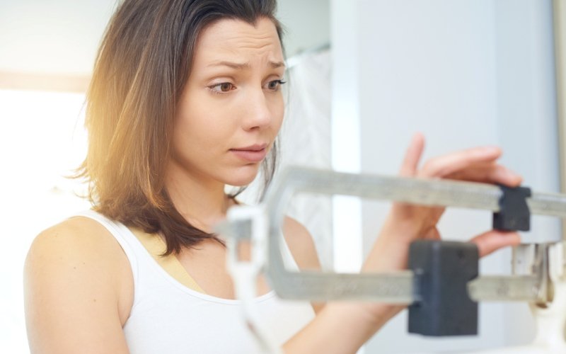 Mujer usando la báscula