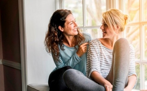 Pareja de mujeres sonriendo