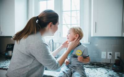 Niño con dolor de oído