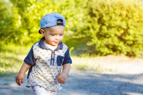 Niño jugando en el parque