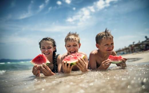 Varios niños comen sandía
