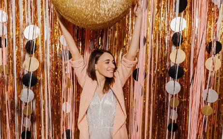 Una mujer celebrando la fiesta de Año Nuevo