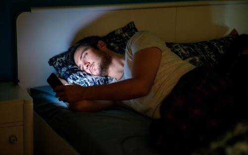 Ojo al uso de los dispositivos electrónicos en la cama