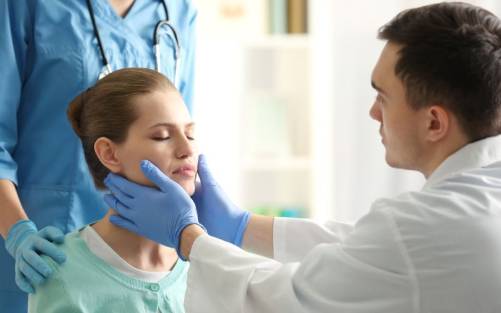 Operación estética de rinoplastia