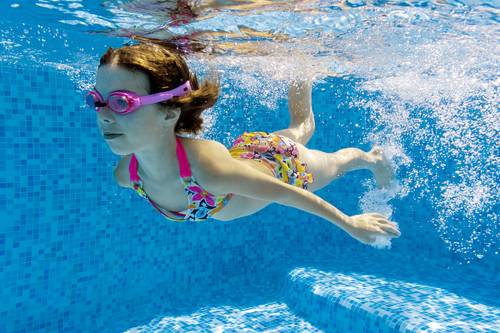 Consejos para evitar las otitis de piscina en niños