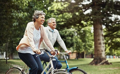 Una pareja monta en bicicleta
