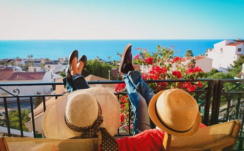 Una pareja disfruta de las vacaciones de verano