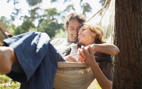 Una pareja tumbada en la hamaca
