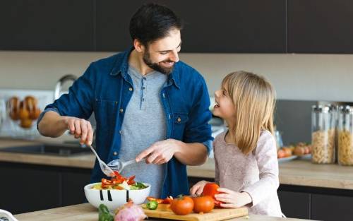 Preparar una ensalada en familia