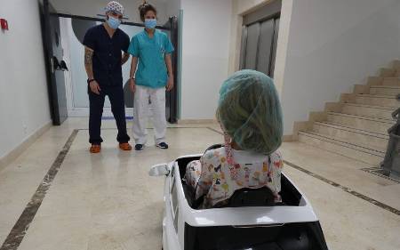 ¡Al quirófano en coches eléctricos de juguete!