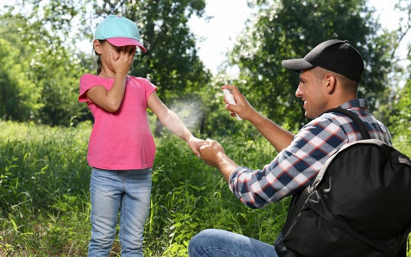 Cómo aplicar los repelentes de mosquitos en menores