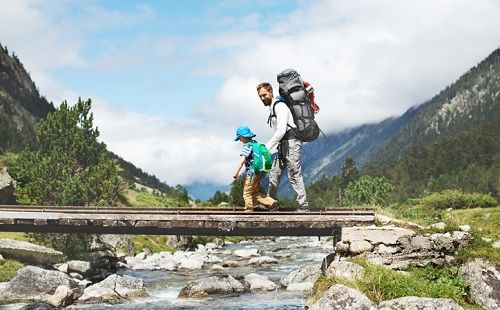 El senderismo es una de las actividades veraniegas para realizar en familia