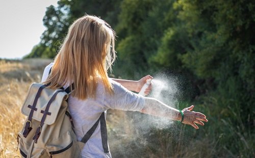 Usar repelente para prevenir las picaduras de mosquitos