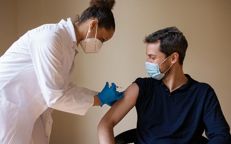 Las vacunas Covid disminuyen el apetito sexual y otros bulos