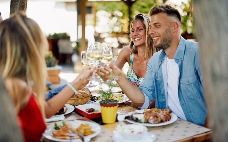 Vino en la comida y chupito después, ¿placer o riesgo?