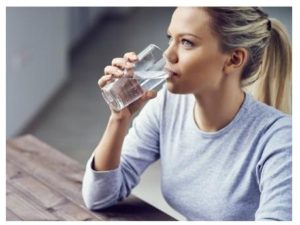 Beneficios de adelgazar bebiendo agua
